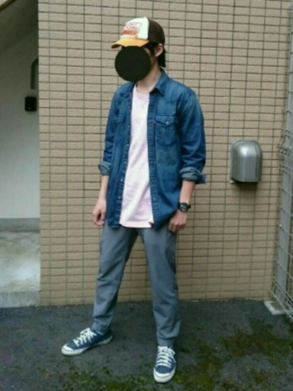 「春コーデ、BEAMS、ユナイテッドアローズ、Levi's、デニム、デニムシャツ、GU、コンバース、シンプル、ピンク」｜「BEAMSのアイテム（キャップ、オレンジ系）」を使った、504さん（メンズ・173cm）の春コーディネートの1枚目の写真