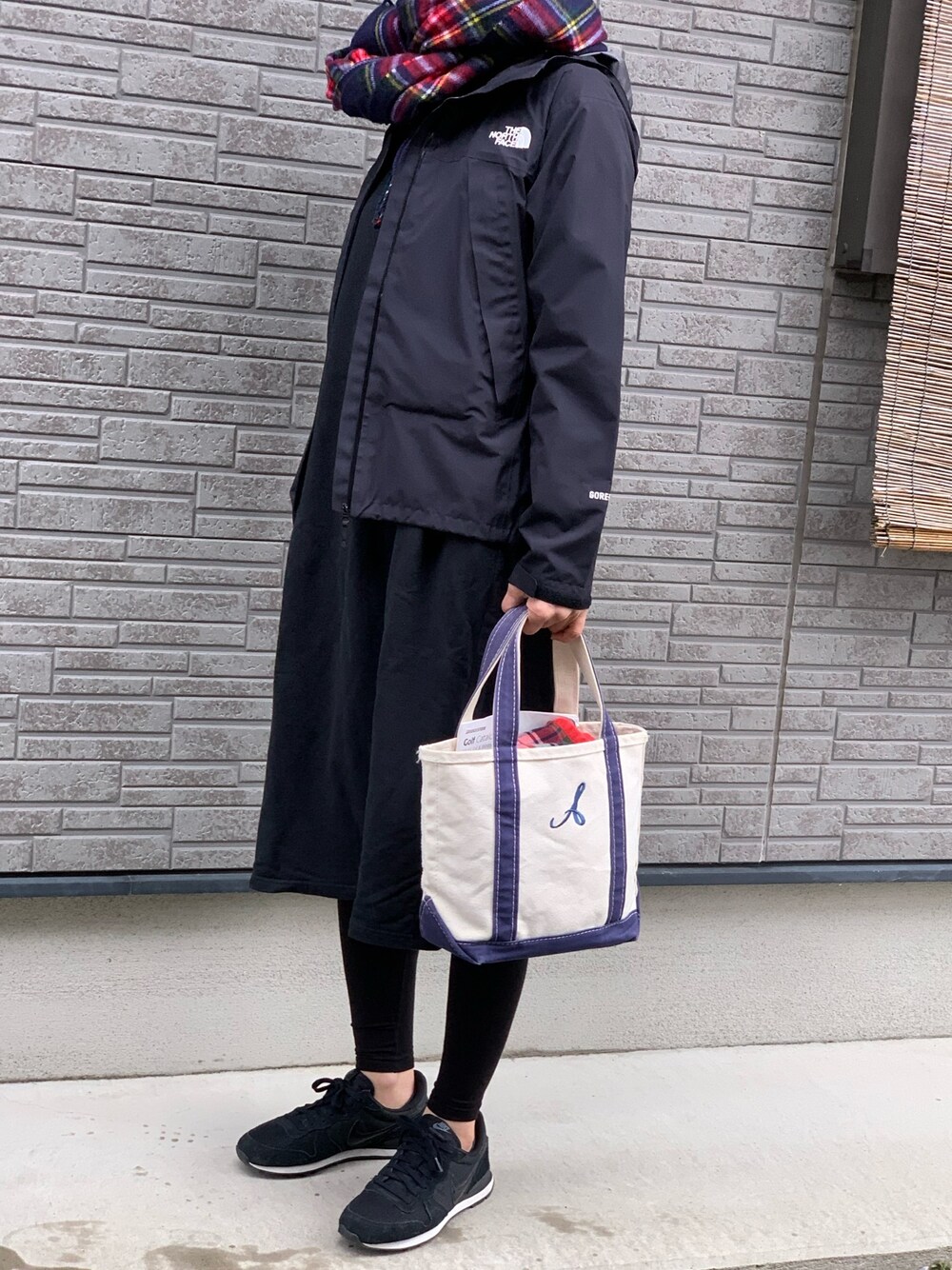 「ブラックコーデ」｜「THE NORTH FACEの【THE NORTH FACE】CLIMB VERY LT JK（マウンテンパーカー、ブラック系）」を使った、hamさん（レディース・165cm）の冬コーディネートの1枚目の写真