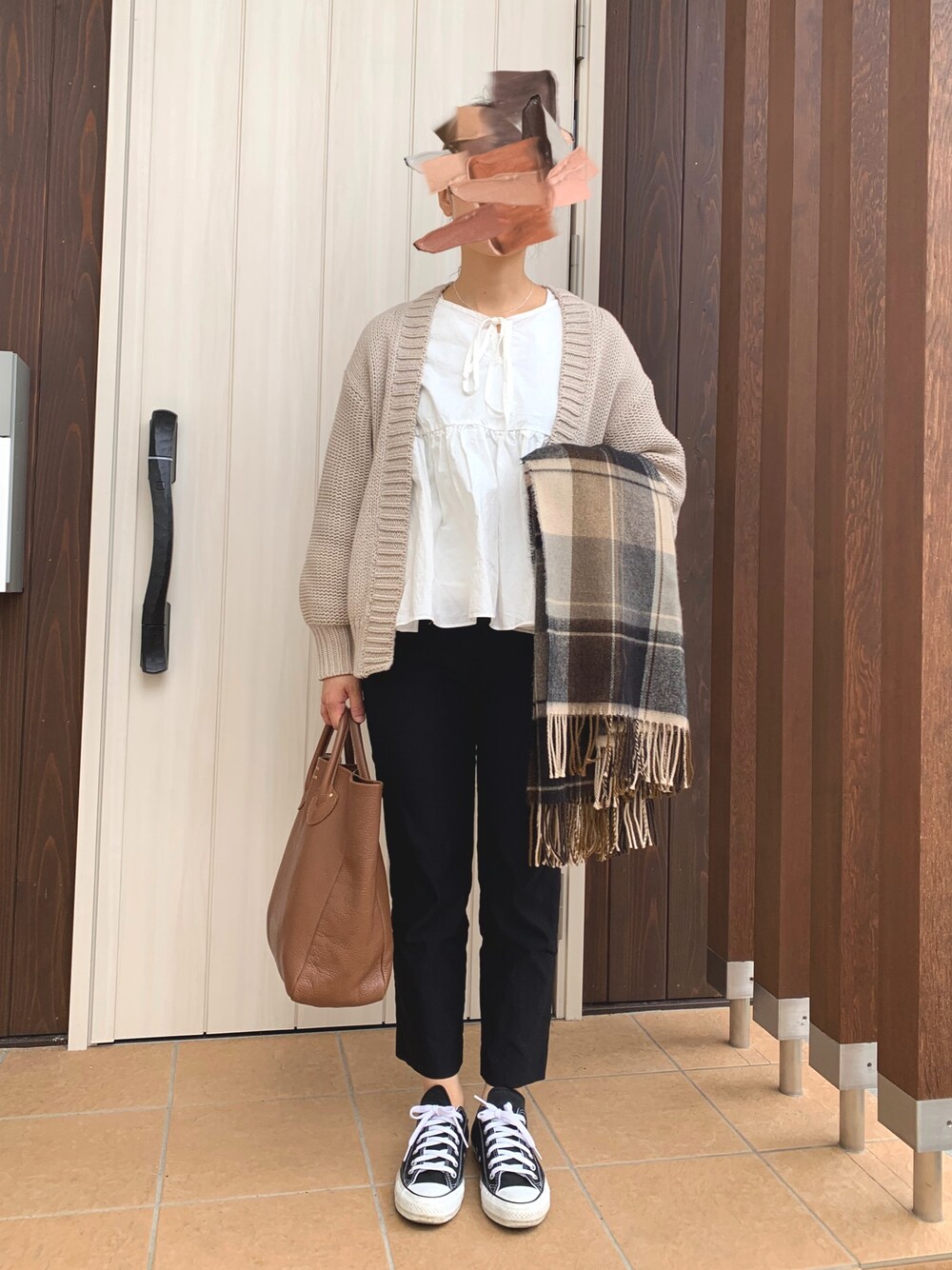 ホワイト系のシャツ/ブラウス、ベージュ系のカーディガン/ボレロ、ブラウン系のトートバッグを着用したレディースの春コーディネートの1枚目の写真