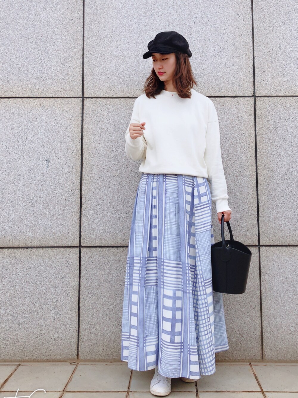 「CA4LA、UNIQLO、LagunaMoon、Spick & Span(Spick & Span)、adidas、蓝色系、格子、卫衣、桶包」｜「UNIQLOのスウェットクルーネックプルオーバー（長袖）（パーカー、ホワイト系）」を使った、Jessie.Lさん（レディース・170cm）の秋コーディネートの1枚目の写真