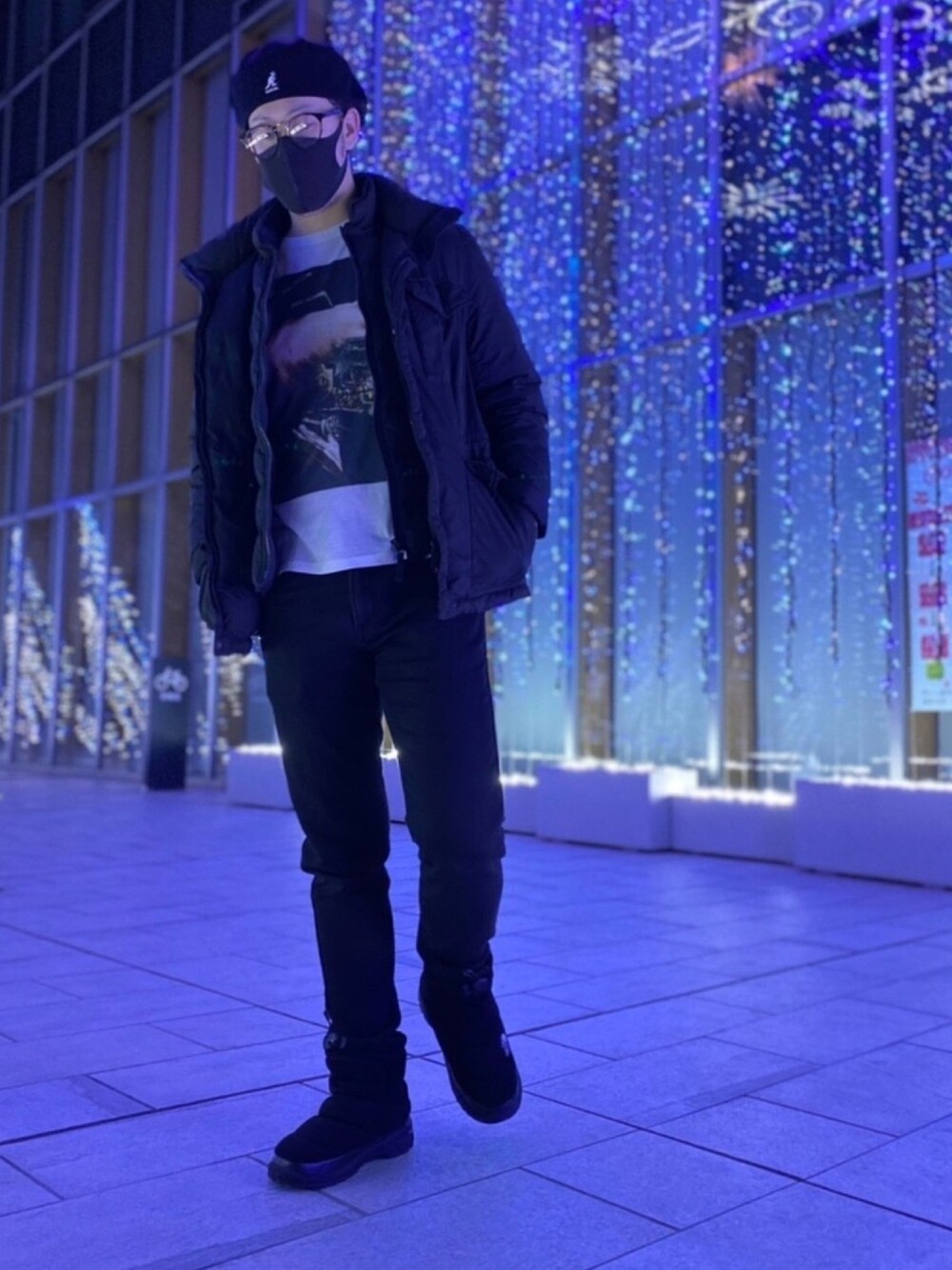 ブラック系のダウンジャケット/コート、ホワイト系のTシャツ/カットソー、ブラック系のチノパンツを着用したメンズの冬コーディネートの1枚目の写真