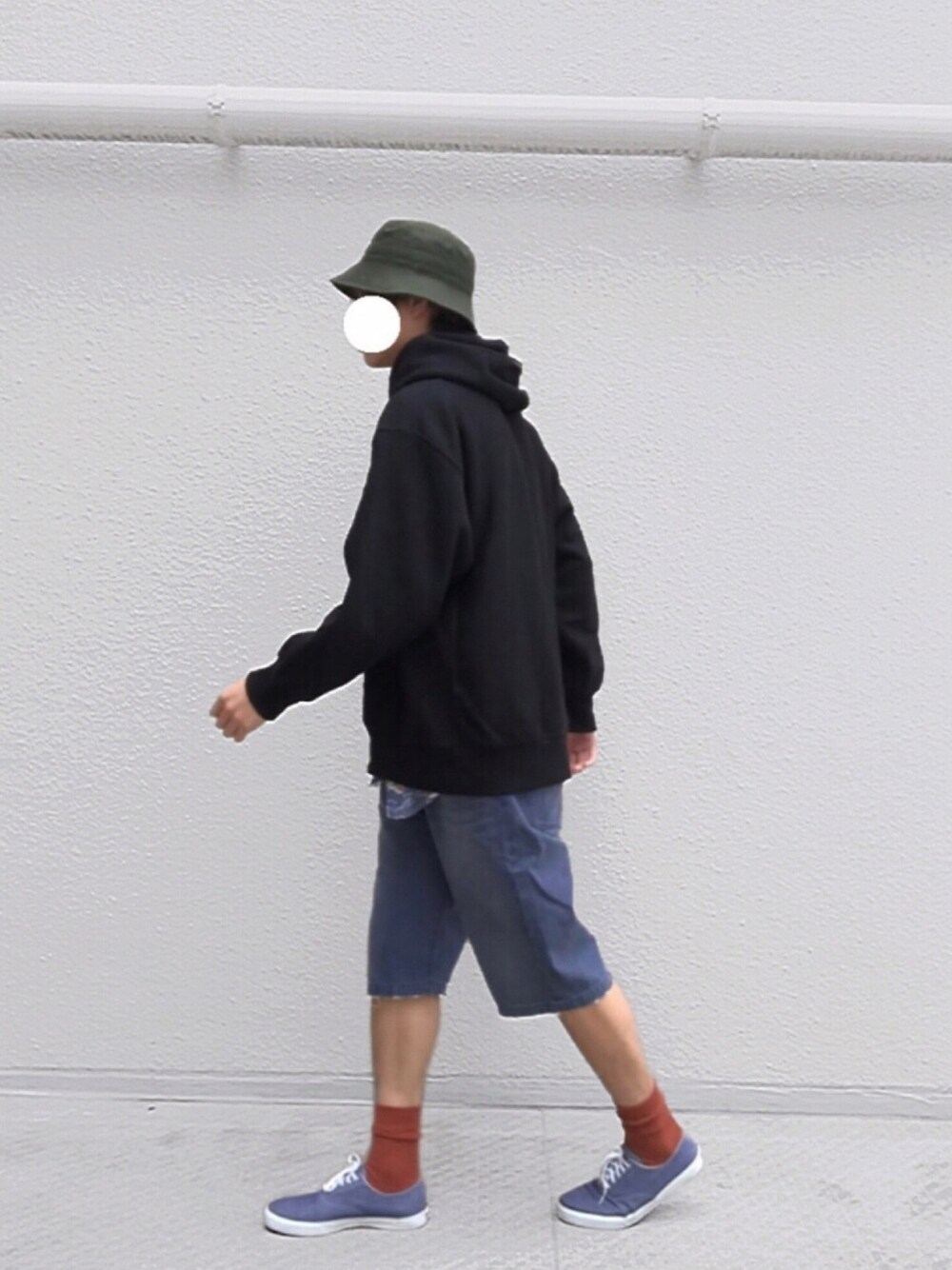 「バケットハット、パーカー、アロハシャツ、ストリート、ハーフパンツ、これが私をアゲる服、オーバーサイズ、ショートパンツ、カジュアル、古着」｜「GUのアイテム（パーカー、ブラック系）」を使った、コベインさん（メンズ・179cm）の春コーディネートの1枚目の写真