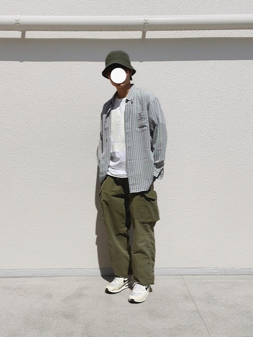 「これが私をアゲる服、シンプルコーデ、大人カジュアル、カーゴパンツ、バケットハット、undercover、NIKE、キレイめ、UNIQLO、ミリタリー」｜「UNDERCOVERのUロゴ 古着（Tシャツ/カットソー、ホワイト系）」を使った、コベインさん（メンズ・179cm）の春コーディネートの1枚目の写真