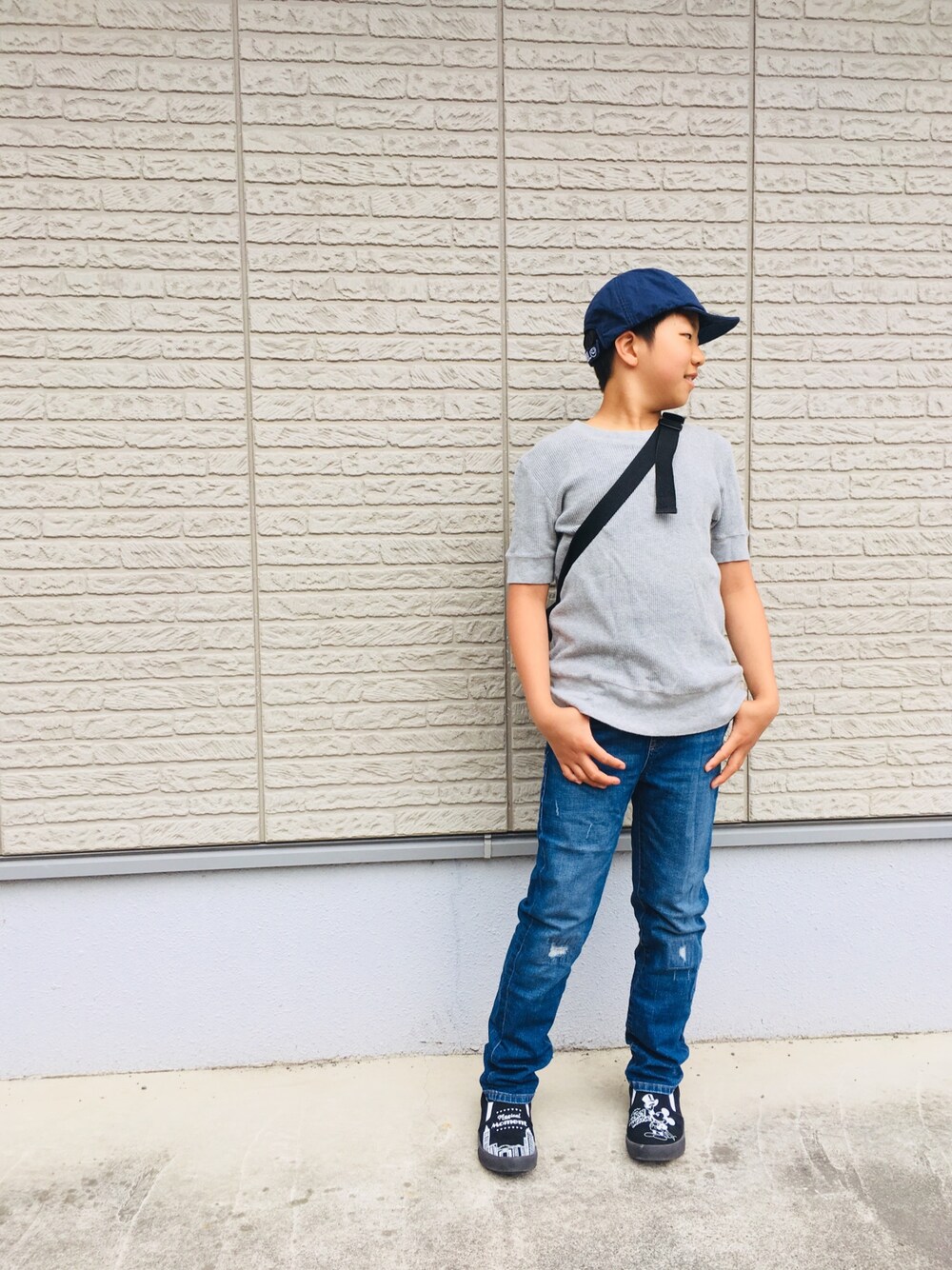 「ワッフルTシャツ、キッズコーデ、カジュアルコーデ、息子コーデ、ダメージデニムパンツ、おさがり」｜「BREEZEの4柄キャップ（キャップ、ブルー系）」を使った、Ry5Re0さん（キッズ・137cm）の春コーディネートの1枚目の写真