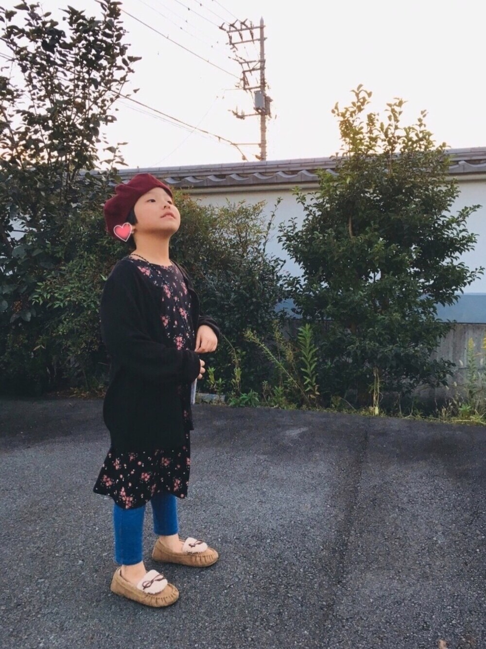 「女の子コーデ、秋コーデ、プチプラ、ワンピース、モカシン、サコッシュ」｜「3coinsのアイテム（ハンチング/ベレー帽、レッド系）」を使った、Ry5Re0さん（キッズ・140cm）の秋コーディネートの1枚目の写真