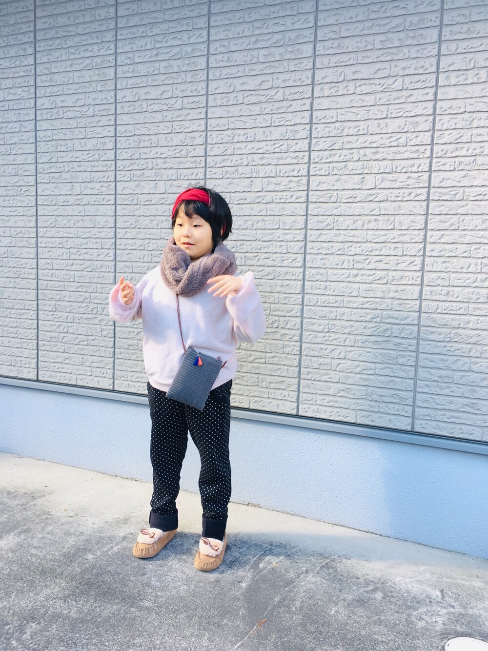 「キッズコーデ、女の子コーデ、サルエルパンツ、オゾック(OZOC)、ドット、西松屋、サコッシュ」｜「DAISOのアイテム（ストール/ショール、ベージュ系）」を使った、Ry5Re0さん（キッズ・140cm）の冬コーディネートの1枚目の写真