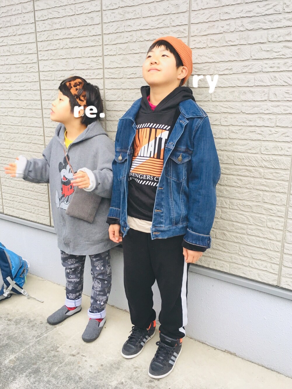 「冬コーデ、デニム、ニット帽、レギンス、ディズニー、デニムジャケット、兄妹コーデ、ラインパンツ」｜「VARSION Aのアイテム（ヘアバンド、ブラウン系）」を使った、Ry5Re0さん（キッズ・143cm）の冬コーディネートの1枚目の写真