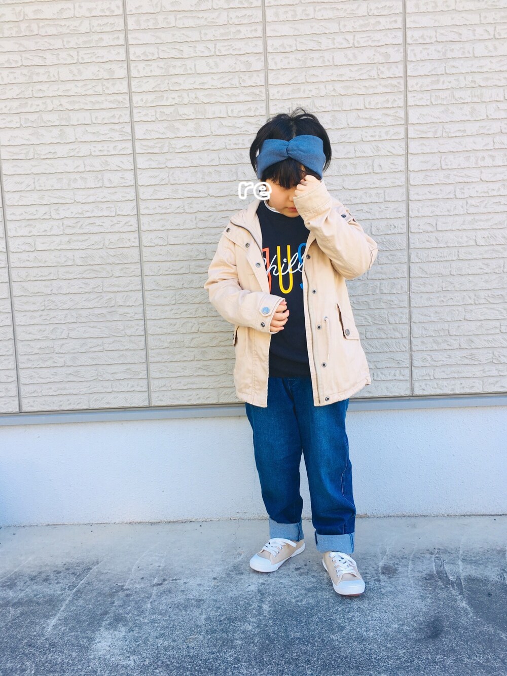 「春コーデ、シンプルコーデ、カジュアル、デニムパンツ、UNIQLO、ヘアバンド、おんなのこ、小学生」｜「GUのアイテム（ヘアバンド、ブルー系）」を使った、Ry5Re0さん（キッズ・147cm）の春コーディネートの1枚目の写真