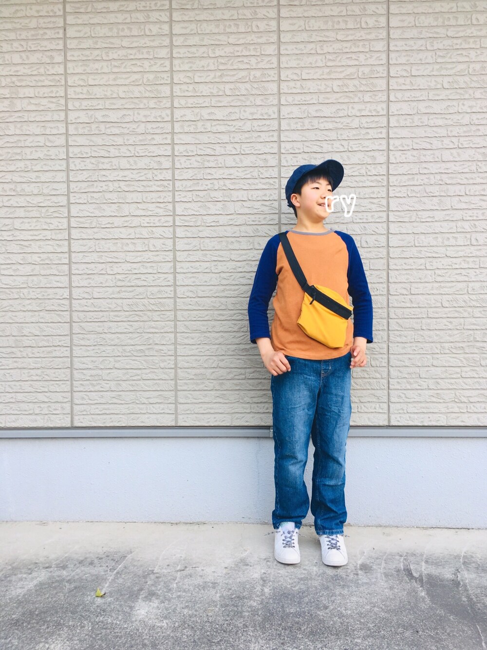 「春夏コーデ、男の子、ジーユー、ダメージデニムパンツ、イージーパンツ、ラグランTシャツ、七分袖」｜「BREEZEの4柄キャップ（キャップ、ブルー系）」を使った、Ry5Re0さん（キッズ・147cm）の春コーディネートの1枚目の写真