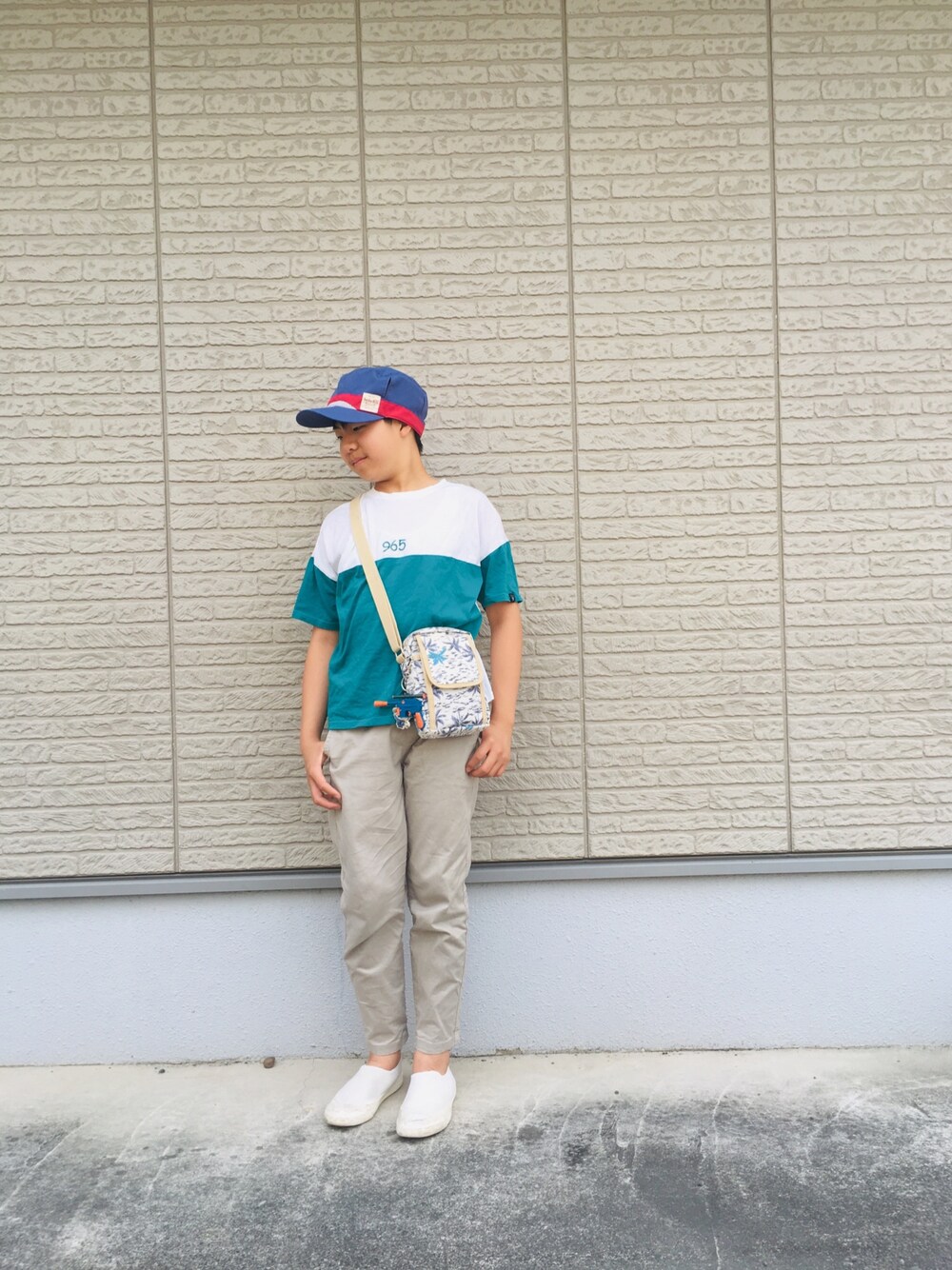 グリーン系のTシャツ/カットソー、ベージュ系のその他パンツ、ホワイト系のショルダーバッグを着用したキッズの夏コーディネートの1枚目の写真