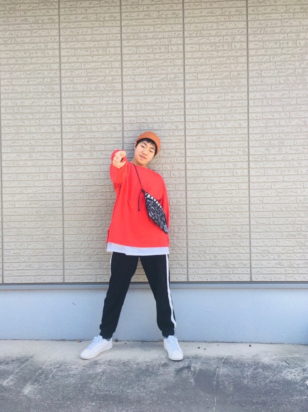 「休日スタイル、スニーカー、ビッグシルエット、ラインパンツ、むすこーで、中学生」｜「SPINNSのアイテム（ニットキャップ/ビーニー、ブラウン系）」を使った、Ry5Re0さん（キッズ・156cm）の春コーディネートの1枚目の写真
