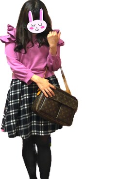 「WILLSELECTION（ウィルセレクション）のショルダーラッフルプルオーバー（ニット/セーター、ピンク系）」を使った、LiMoさん（レディース）の冬コーディネート