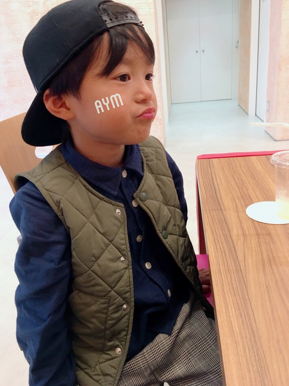 グリーン系のベスト、ブルー系のシャツ/ブラウス、その他のその他パンツを着用したキッズの秋コーディネートの1枚目の写真