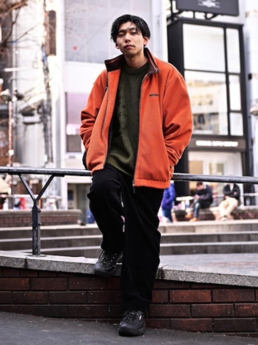 「DUNLOPのアイテム（その他アウター、オレンジ系）」を使った、はやたろうさん（メンズ・170cm）の春コーディネートの1枚目の写真
