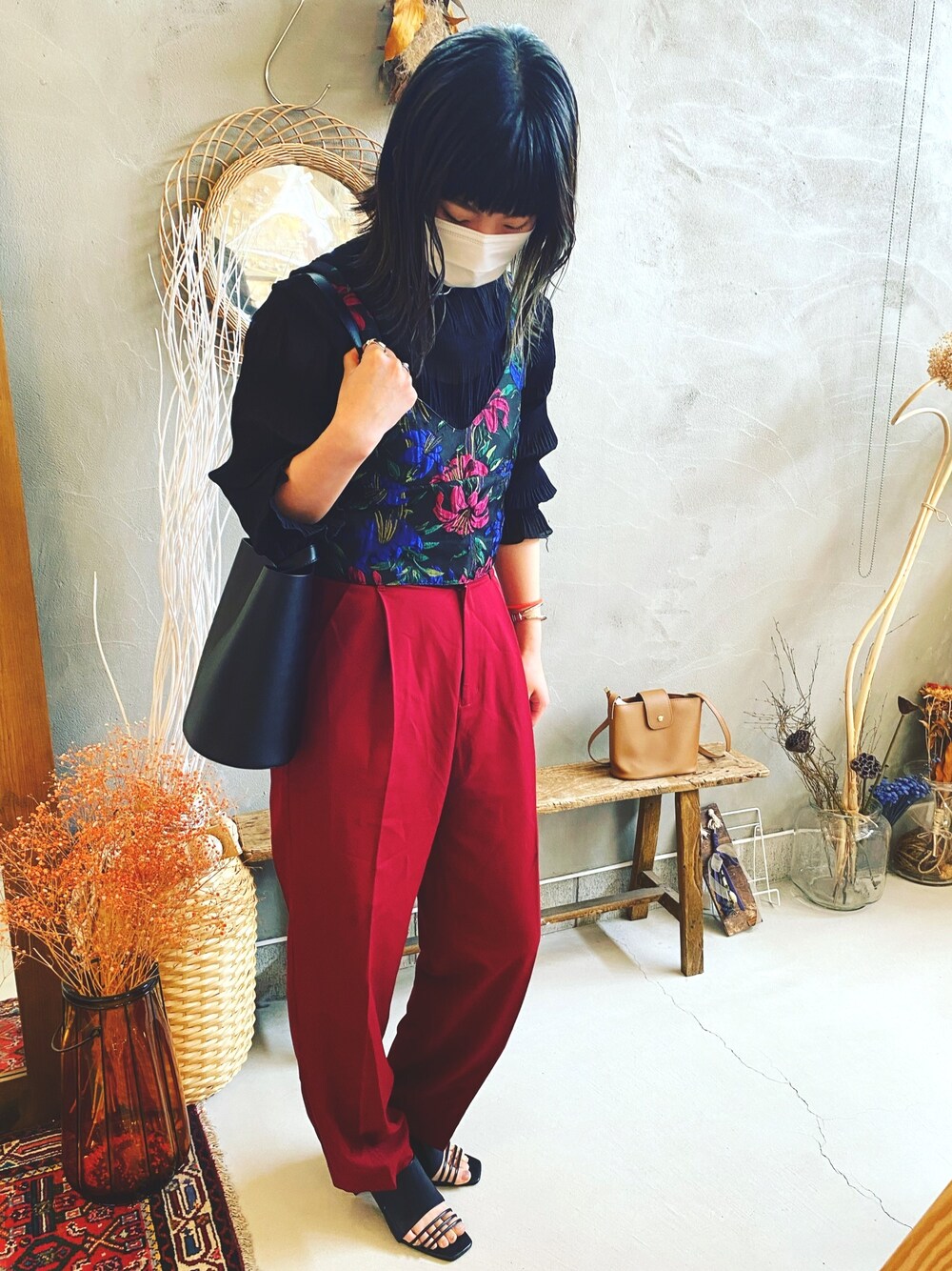 「モード、大人コーデ、主役はカラーパンツ、お洒落さんとつながりたい、高身長女子」｜「PAGEBOYの【新色追加】【WEB限定アイテム】センタープレススラックス(タックパンツ)（スラックス、レッド系）」を使った、cstさん（レディース・166cm）の春コーディネートの1枚目の写真