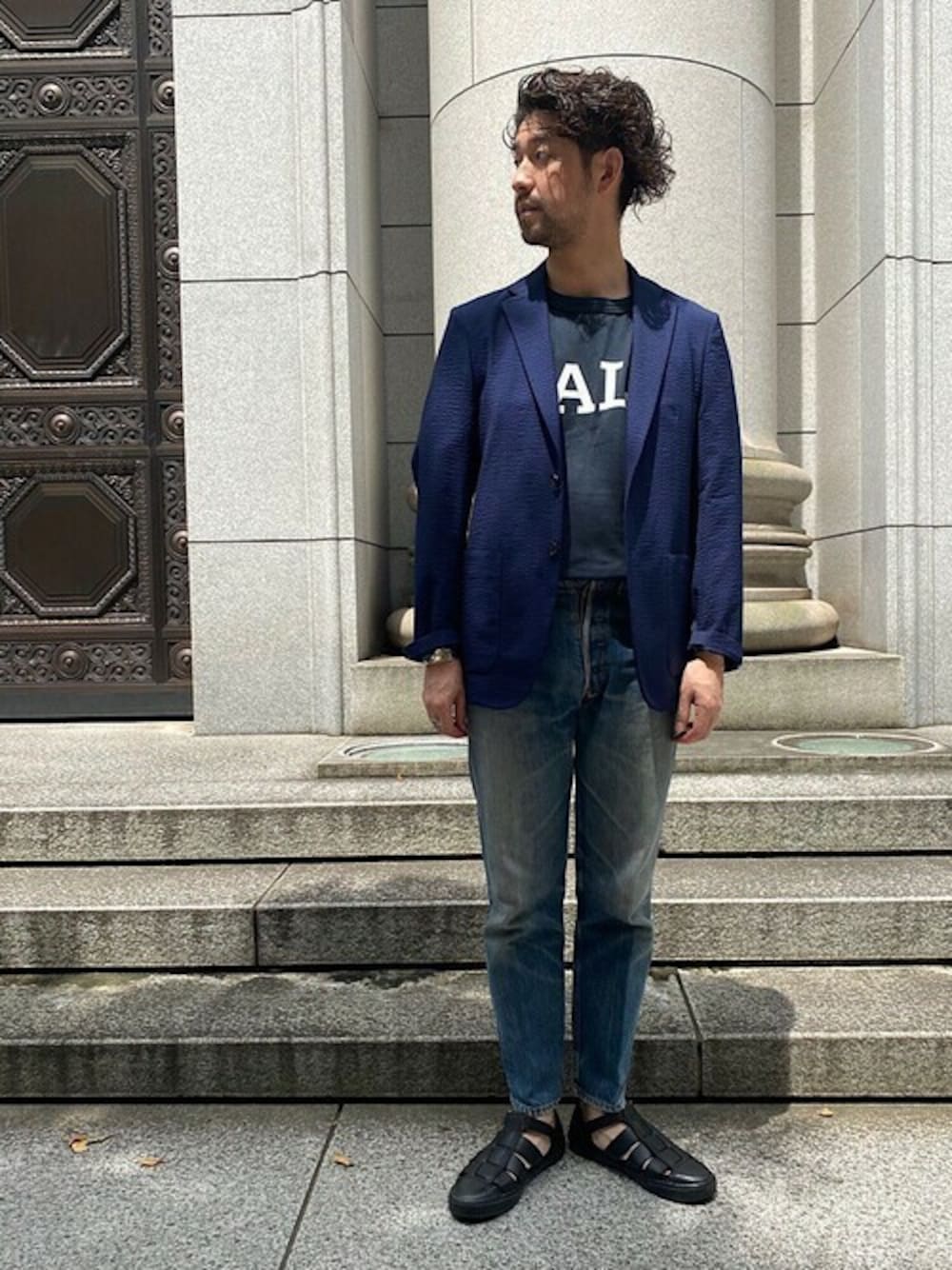 「ジャケット、大人カジュアル、シップス、SHIPS、Champion、プリントT、シアサッカー、ネイビーTシャツ」｜「SHIPSのChampion: MADE IN USA T1011 YALE Tシャツ（Tシャツ/カットソー、ブルー系）」を使った、佐藤さん（メンズ・173cm）の夏コーディネートの1枚目の写真