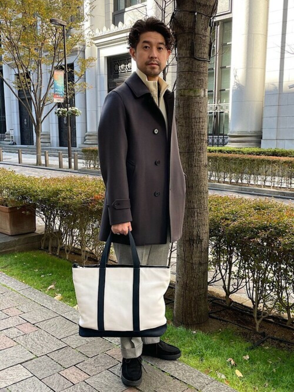 「カーディガン、トートバッグ、冬コーデ、モノトーン、大人カジュアル、シップス、SHIPS、ショートコート、きれいめカジュアル、カーコート」｜「SHIPSのSHIPS:〈手洗い可能〉スタンド ジップカーディガン（カーディガン/ボレロ、ホワイト系）」を使った、佐藤さん（メンズ・173cm）の冬コーディネートの1枚目の写真