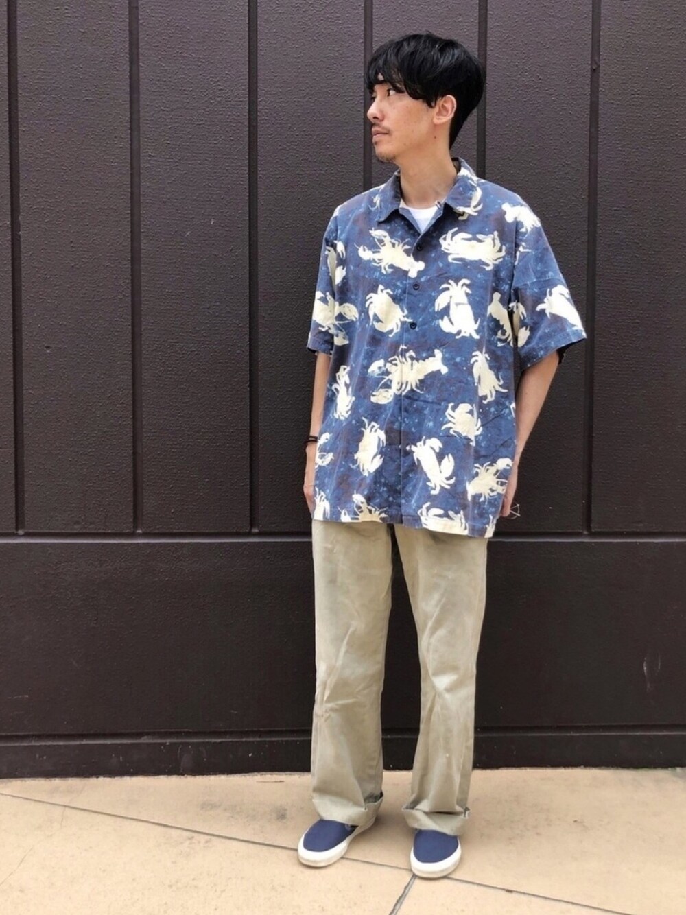 その他のシャツ/ブラウス、ホワイト系のTシャツ/カットソー、ベージュ系のチノパンツを着用したメンズの夏コーディネートの1枚目の写真