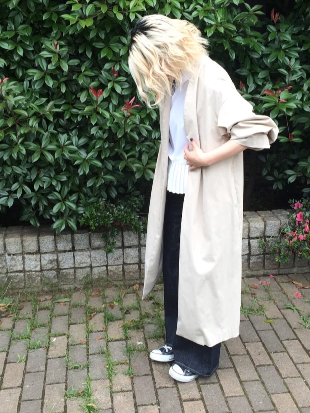 「シンプル、denim、ゆるコーデ、outfit、コンバース、ワイドパンツ、ロングコート、RIM.ARK、BEAMS」｜「RIM.ARKのアイテム（ジャケット/アウター、ベージュ系）」を使った、yukaさん（レディース・158cm）の夏コーディネートの1枚目の写真
