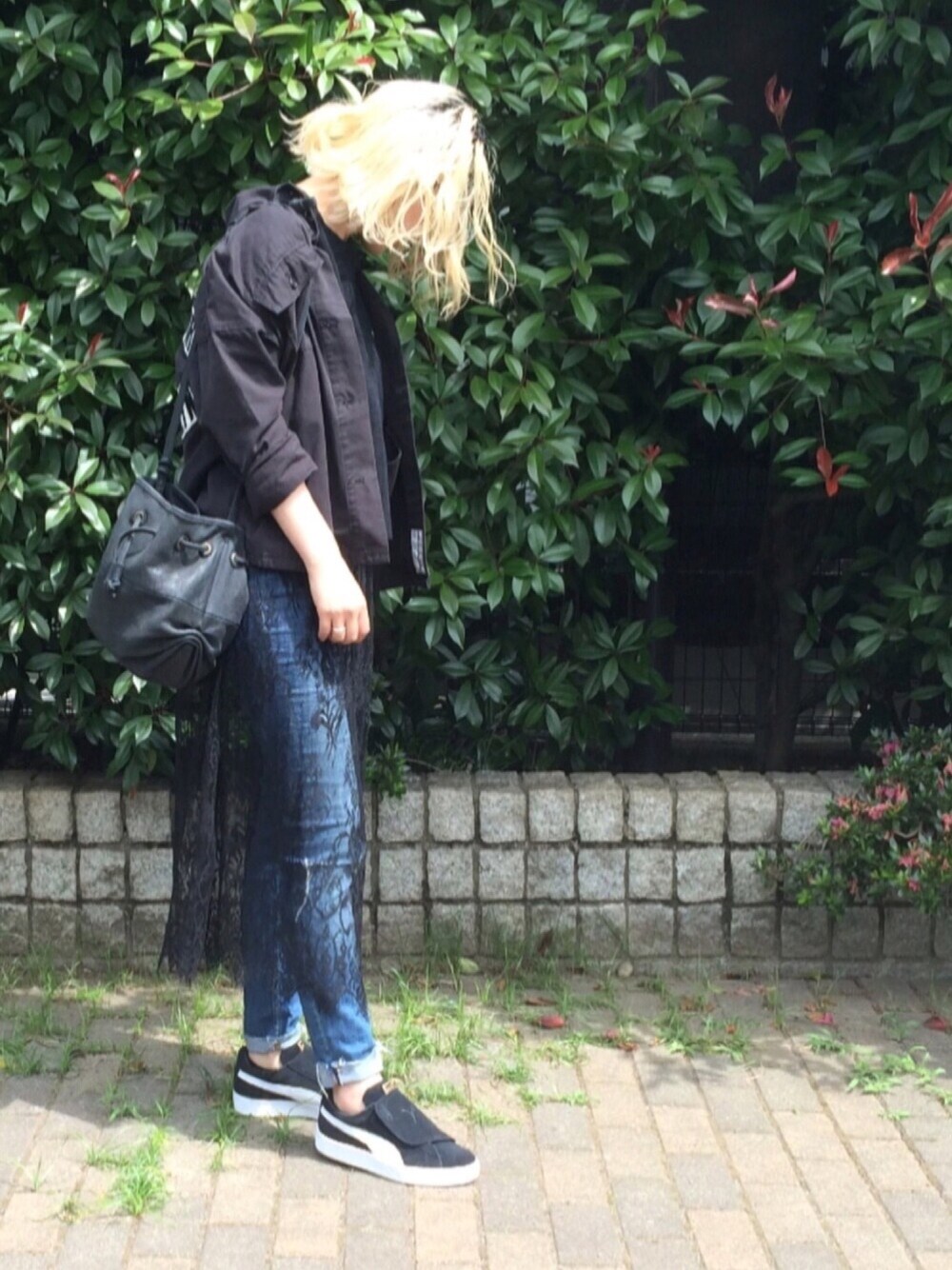 「シンプルコーデ、カジュアル、PUMA、スニーカー、大人カジュアル、レーススカート、stussy、ストリート、襟抜き」｜「Stussy WomenのCropped Rib Top（Tシャツ/カットソー、ブラック系）」を使った、yukaさん（レディース・158cm）の夏コーディネートの1枚目の写真