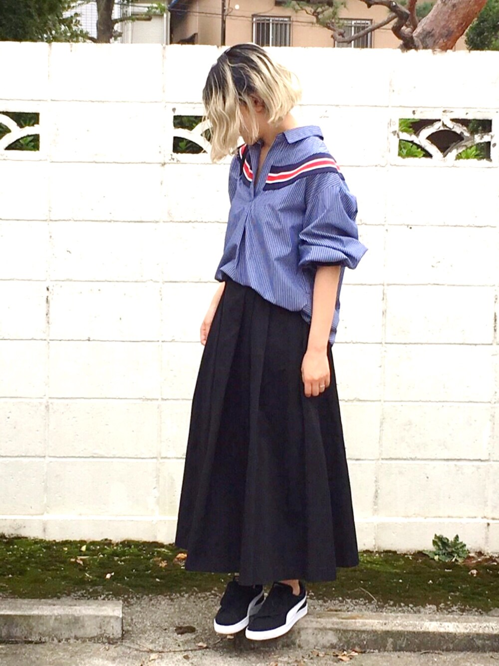 「Dickies、PUMA、オトナカジュアル、プチプラコーデ、きれいめカジュアル、スニーカー、秋、スニーカーコーデ、ブラックコーデ、シャツスタイル」｜「Dickiesの【Dickies】【WEB先行】ツイルタックフレアスカート （スカート、ブラック系）」を使った、yukaさん（レディース・159cm）の秋コーディネートの1枚目の写真