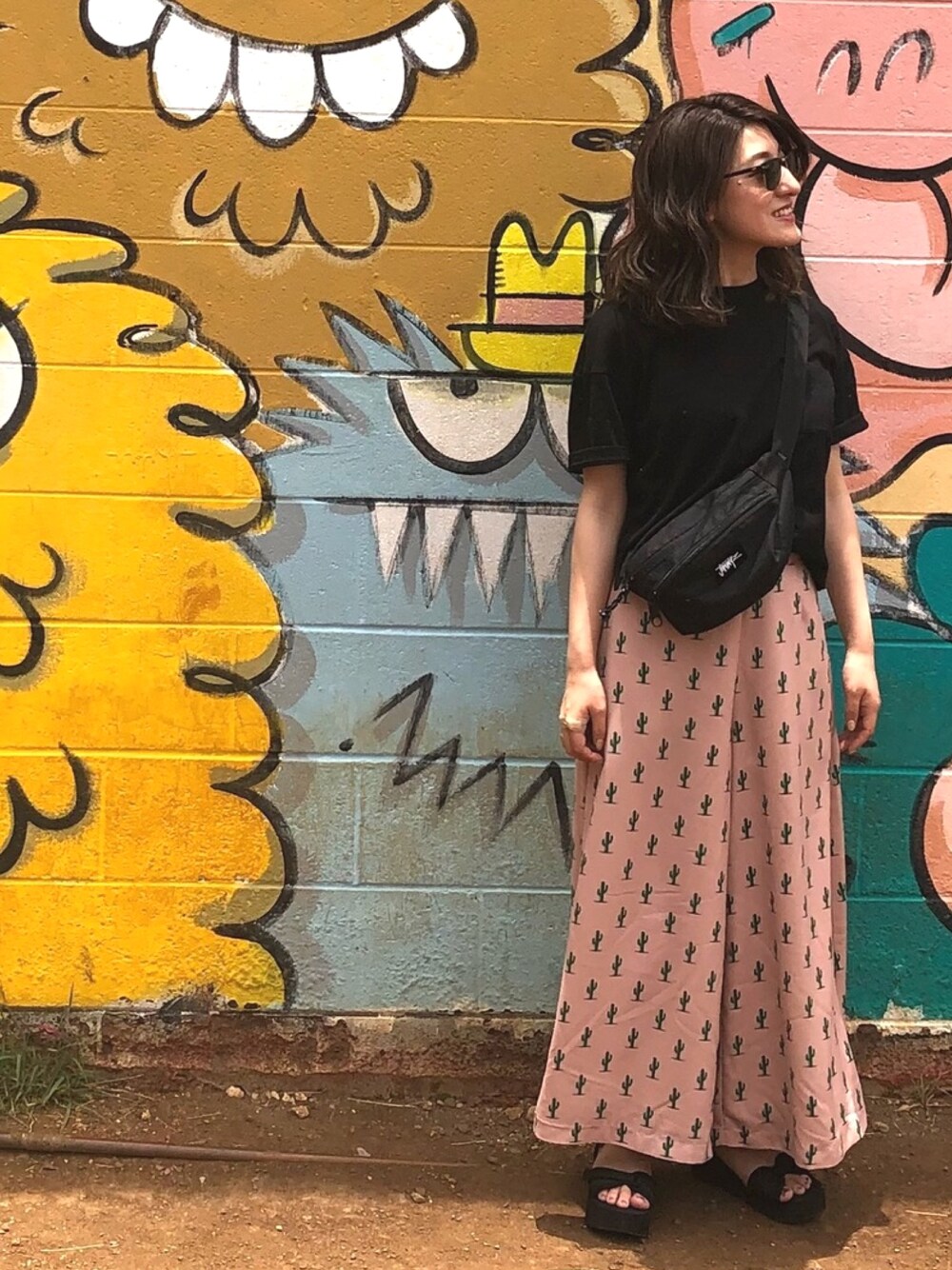 「ウエストポーチ、ガウチョパンツ、ワイドパンツ、ベージュ、柄パンツ、ポケットＴシャツ、ミニバッグ、サングラス、夏コーデ、厚底サンダル」｜「Ray-Banの【Ray-Ban】サングラス-RB-4246-（サングラス、ブラウン系）」を使った、yukaさん（レディース・159cm）の夏コーディネートの1枚目の写真