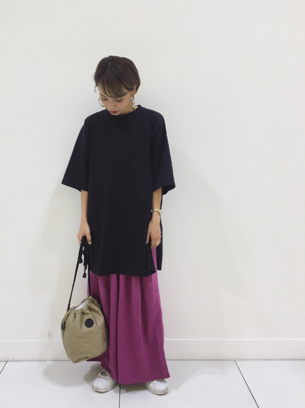 ブラック系のワンピース、パープル系のその他パンツ、ベージュ系のショルダーバッグを着用したレディースの夏コーディネートの1枚目の写真