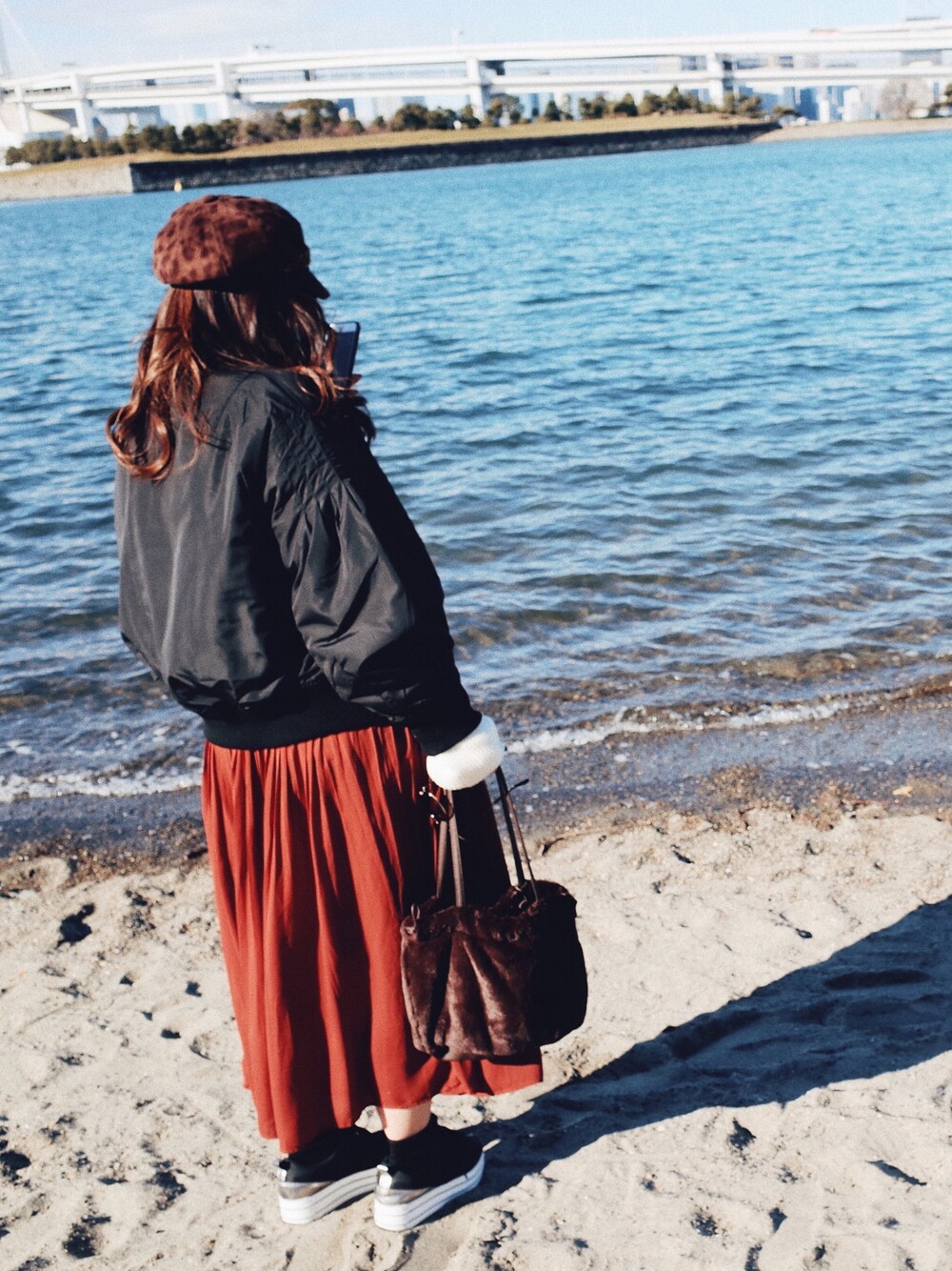 「お気に入りの服でデートに行こう、大人カジュアル、シンプルコーデ、きれいめカジュアル、プリーツスカート、低身長、巾着バッグ」｜「SLYのTUCK SLEEVE OVER MA-1（MA-1、ブラック系）」を使った、sakiさん（レディース・158cm）の冬コーディネートの1枚目の写真