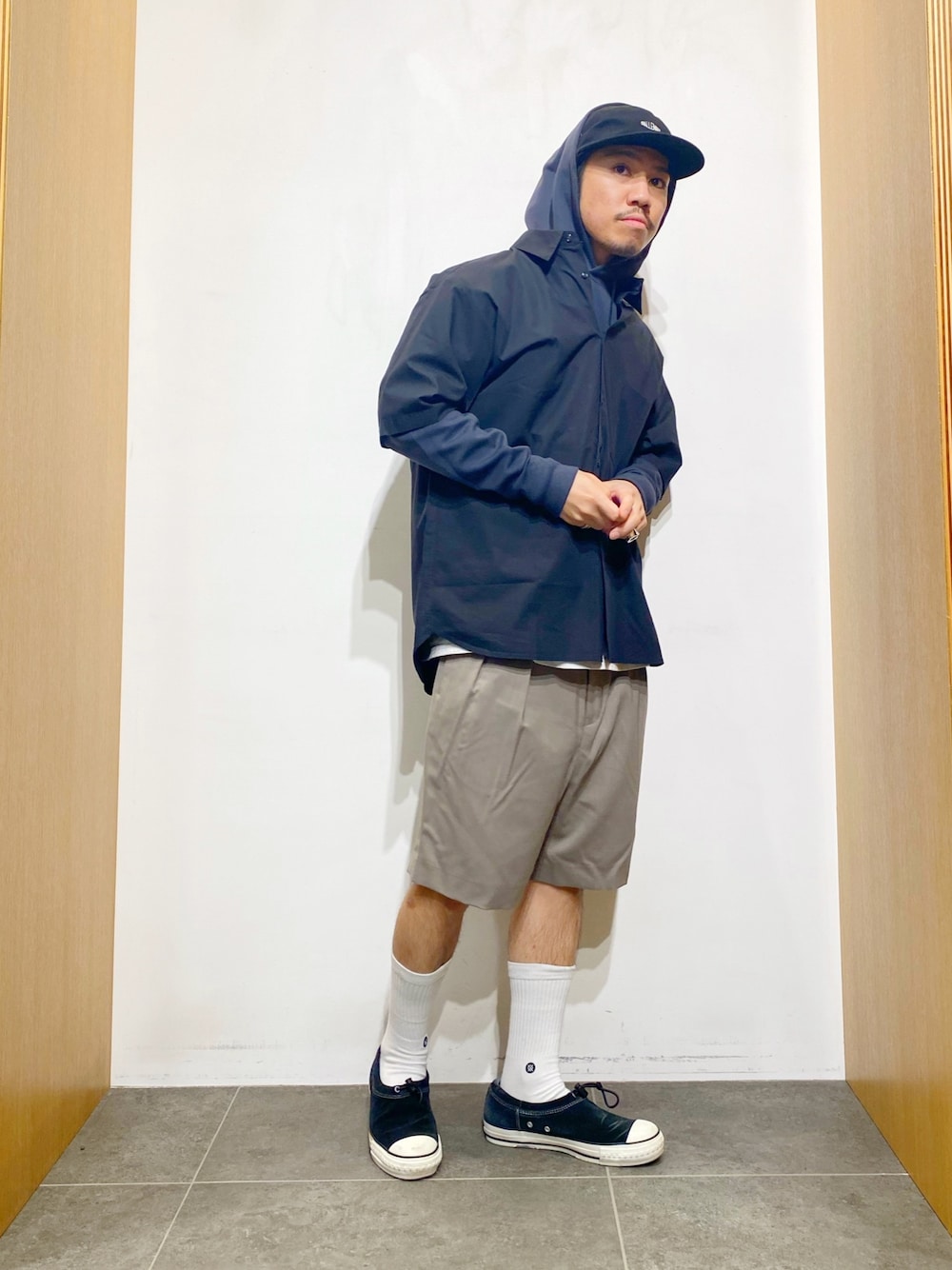 「春夏コーデ、低身長、ショートパンツ、スニーカー、スニーカーコーデ、レイヤードスタイル、黒、今日のコーデ、パーカー、URBAN RESEARCH」｜「URBAN RESEARCHのポンチワイドプルオーバーパーカー（パーカー、ブラック系）」を使った、DAIKI TAKEYAさん（メンズ・165cm）の春コーディネートの1枚目の写真