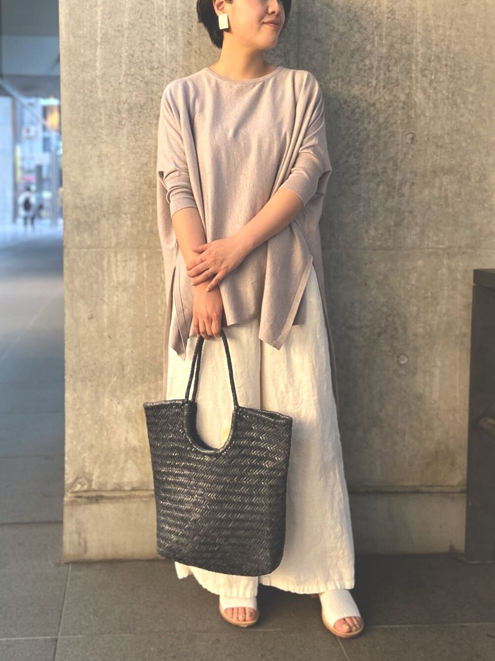 「大人カジュアル、FOODTEXTILE、サスティナブル、BEARDSLEY、サマーニット、パープル、Dragon、ワイドパンツ、ホワイトパンツ、ビアズリー」｜「BEARDSLEYのフードテキスタイルニット（ニット/セーター、パープル系）」を使った、errbさん（レディース・157cm）の春コーディネートの1枚目の写真