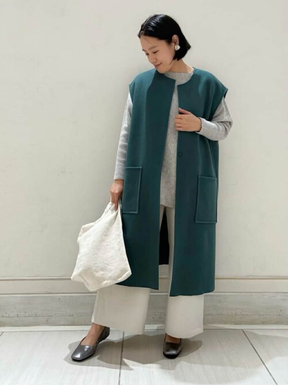 「グリーン、刺繍、ベスト、ワイドパンツ、リラックススタイル、ゆったりコーデ、ロングベスト、WEB限定、GINZA SIX限定」｜「BEARDSLEYのウール刺繍羽織（その他アウター、グリーン系）」を使った、errbさん（レディース・157cm）の秋コーディネートの1枚目の写真