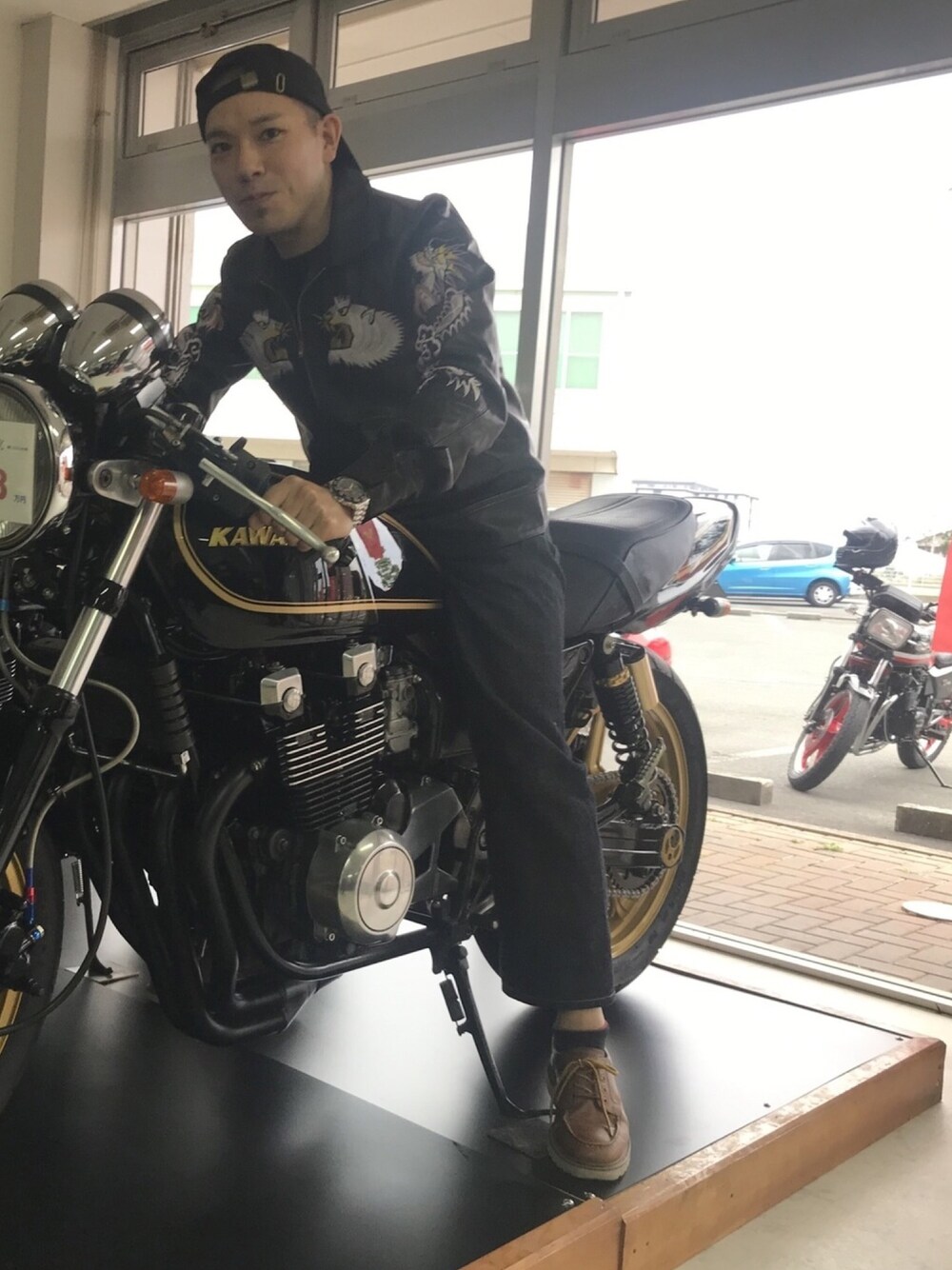 「ストリート、カジュアル、ブラック、バイク乗りと繋がりたい」｜「Fine creekのアイテム（スカジャン、ブラック系）」を使った、まーぼさん（メンズ・158cm）の冬コーディネートの1枚目の写真