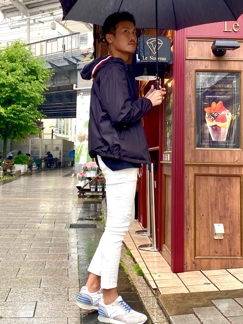 「大人カジュアル、雨の日コーデ、白パンツ、RAWLIFE、MONCLER、muta、1piu1uguale3 relax、VOILE BLANCHE」｜「MONCLERのアイテム（ナイロンジャケット、ブラック系）」を使った、_tsubasa_yさん（メンズ・181cm）の春コーディネートの1枚目の写真