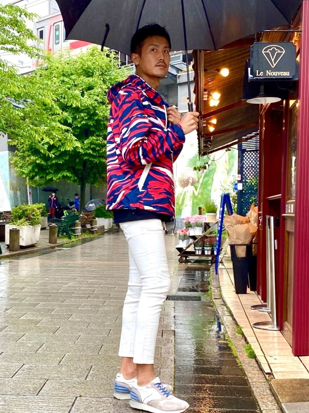 「大人カジュアル、雨の日コーデ、白パンツ、RAWLIFE、MONCLER、muta、1piu1uguale3 relax、VOILE BLANCHE」｜「MONCLERのアイテム（ナイロンジャケット、その他）」を使った、_tsubasa_yさん（メンズ・181cm）の春コーディネートの1枚目の写真