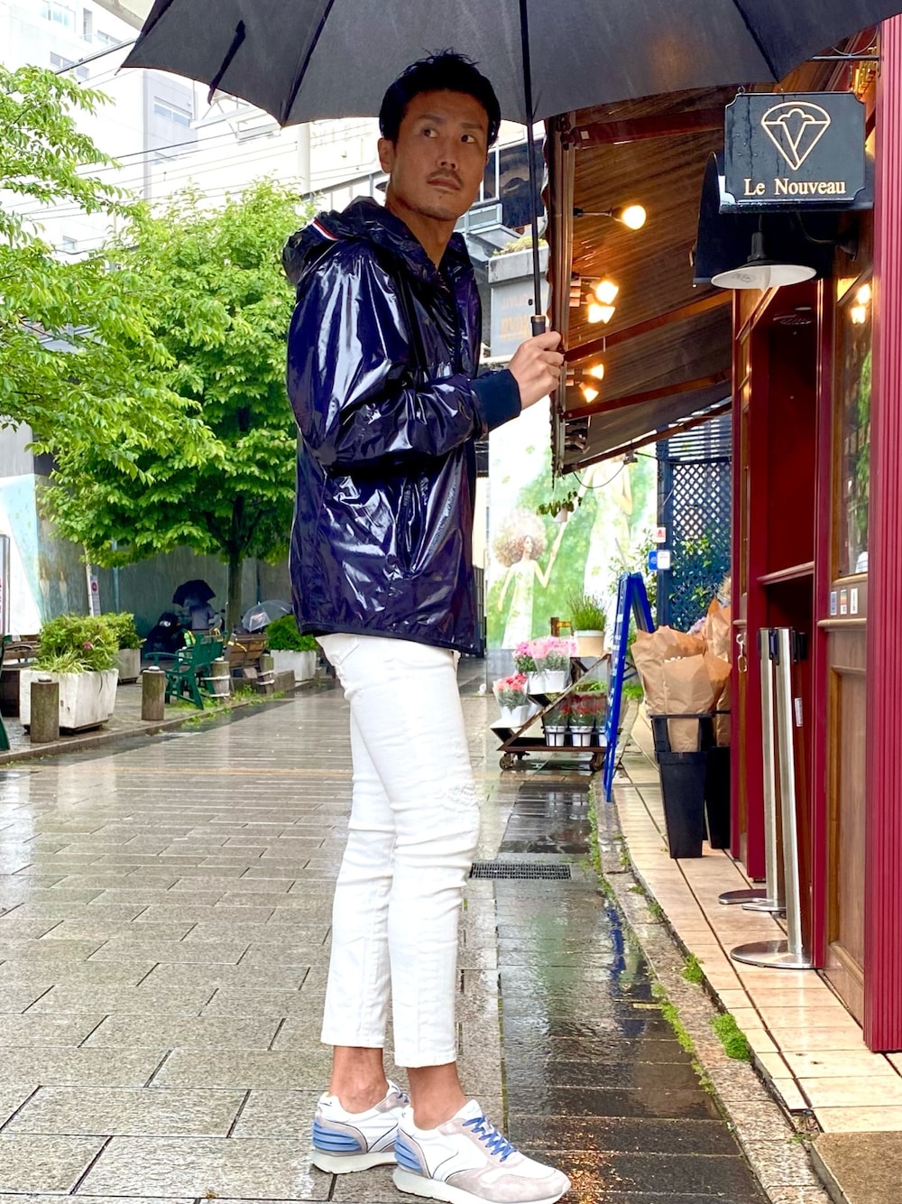 「大人カジュアル、雨の日コーデ、白パンツ、RAWLIFE、MONCLER、muta、1piu1uguale3 relax、VOILE BLANCHE」｜「MONCLERのアイテム（ナイロンジャケット、ブルー系）」を使った、_tsubasa_yさん（メンズ・181cm）の春コーディネートの1枚目の写真