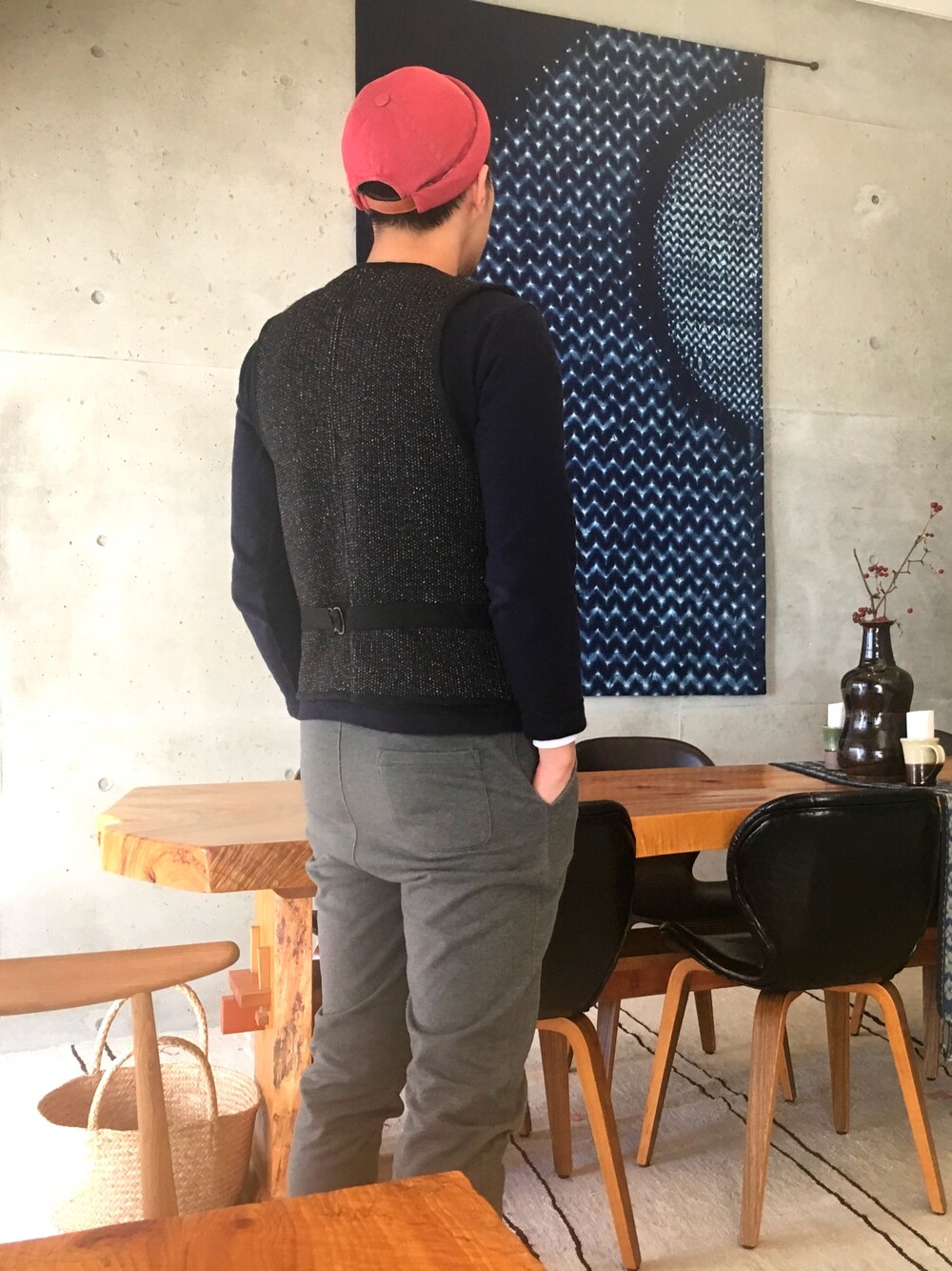 「沖縄、読谷村、toucafeandgallery、ART、travel」｜「BROWN'S BEACH JACKETのアイテム（スーツベスト、ブラック系）」を使った、Fung Chanさん（メンズ・178cm）の冬コーディネートの1枚目の写真