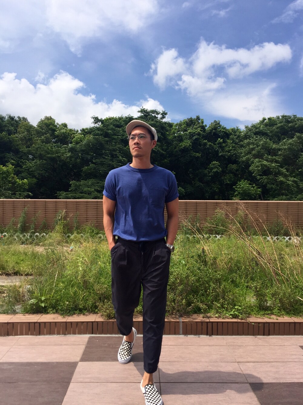 「daily look、Sunday、Gentleman、CHILLE、glasses、VANS、slipon、REVERSE WEAVE、made in japan、MADE IN ENGLAND」｜「CHRISTYS' LONDONのアイテム（キャスケット、ベージュ系）」を使った、Fung Chanさん（メンズ・176cm）の夏コーディネートの1枚目の写真