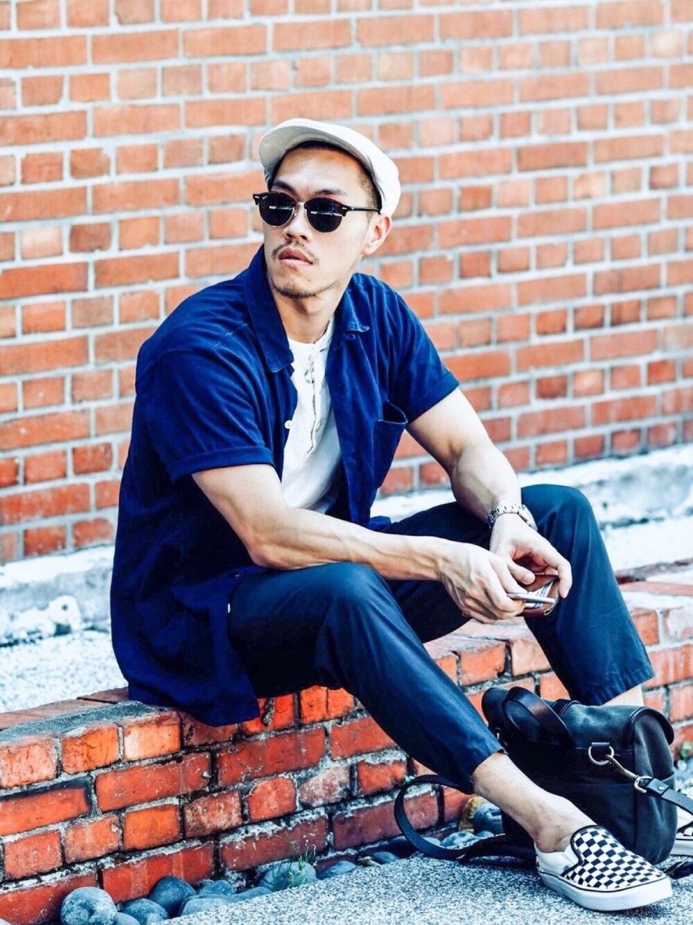 「Gentleman、slipon、clubmaster、華山1914文創園區、duffle bag、henley neck、VANS、classic、夏、ootd」｜「CHRISTYS' LONDONのアイテム（キャスケット、ホワイト系）」を使った、Fung Chanさん（メンズ・176cm）の夏コーディネートの1枚目の写真