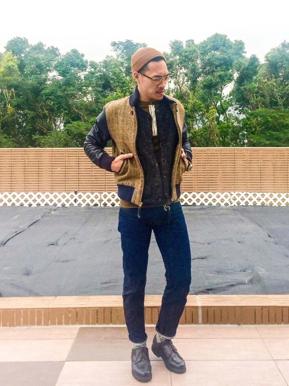 「冬コーデ、足元くら部、Gentleman、classic、Varsity Jacket、chambord、RESOLUTE、Harris Tweed、seiko6138、ootd」｜「Johnstons of Elginのアイテム（ニットキャップ/ビーニー、ブラウン系）」を使った、Fung Chanさん（メンズ・177cm）の冬コーディネートの1枚目の写真