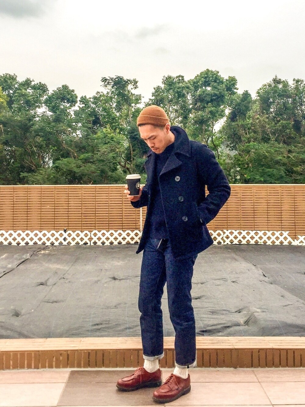 「冬、日常、peacoat、navy、足元くら部、England、Japan、USA、Gentleman、chambord」｜「Johnstons of Elginのアイテム（ニットキャップ/ビーニー、ブラウン系）」を使った、Fung Chanさん（メンズ・176cm）の冬コーディネートの1枚目の写真