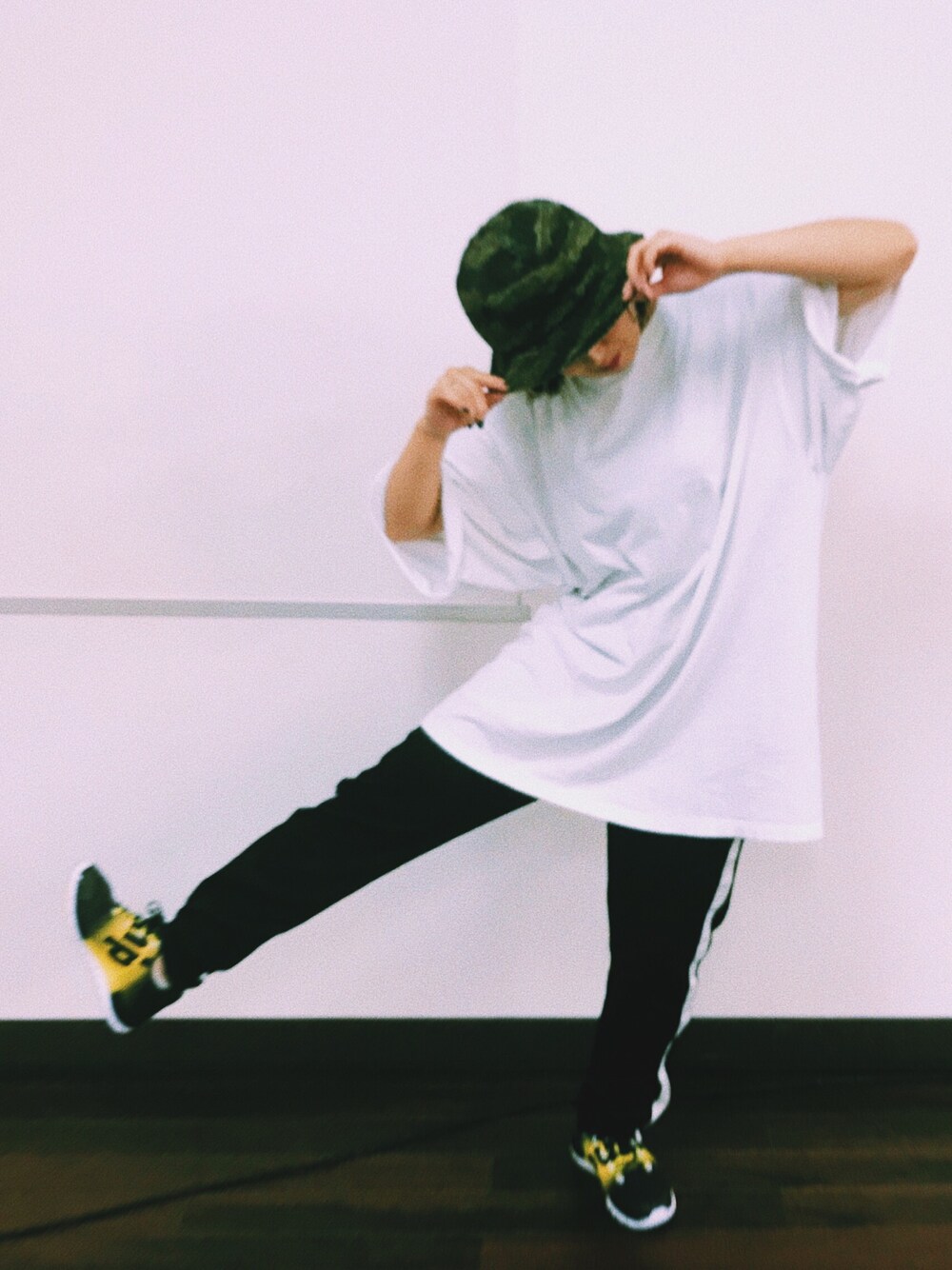 「白黒コーデ、JEANASiS、archives、reebok、稽古着」｜「JEANASISのラインジャージ/743294 （その他パンツ、ブラック系）」を使った、染井  遊さん（レディース・160cm）の夏コーディネートの1枚目の写真