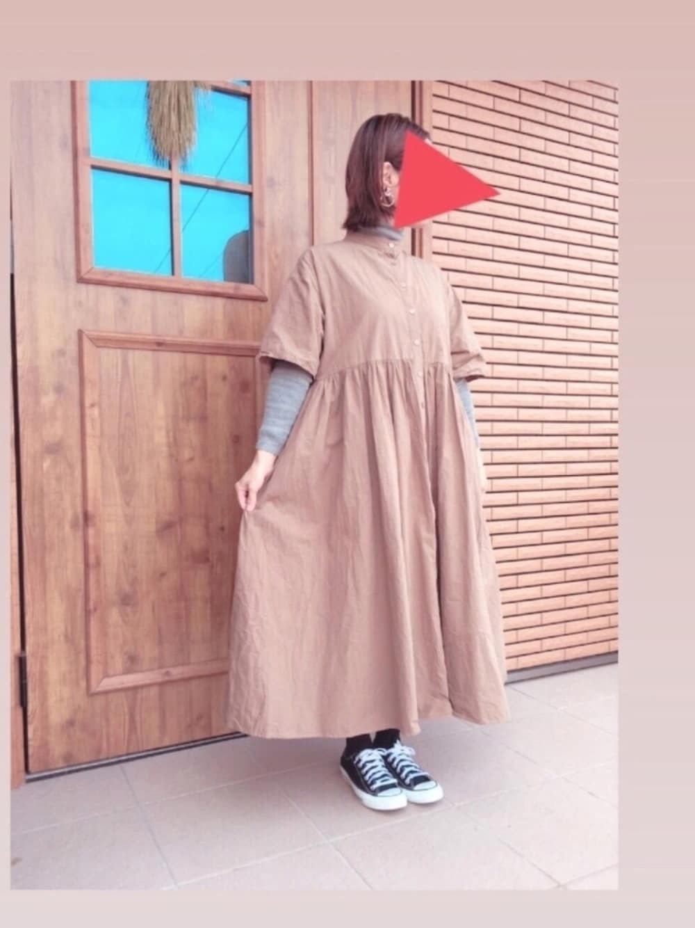 「ゆるコーデ、今日のコーデ、シンプルコーデ、カジュアル、オトナカジュアル、スニーカーコーデ、converse、ootd、ママコーデ、おしゃれさんと繋がりたい」｜「MERLOTのアイテム（ワンピース、ベージュ系）」を使った、yunyun555さん（レディース・161cm）の冬コーディネートの1枚目の写真