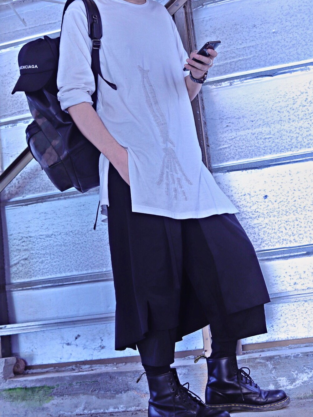 「はるコーデ、おしゃれさんと繋がりたい、オーバーサイズ、モード、モノトーン」｜「BALENCIAGAのアイテム（キャップ、ブラック系）」を使った、だーつーさん（メンズ・183cm）の春コーディネートの1枚目の写真