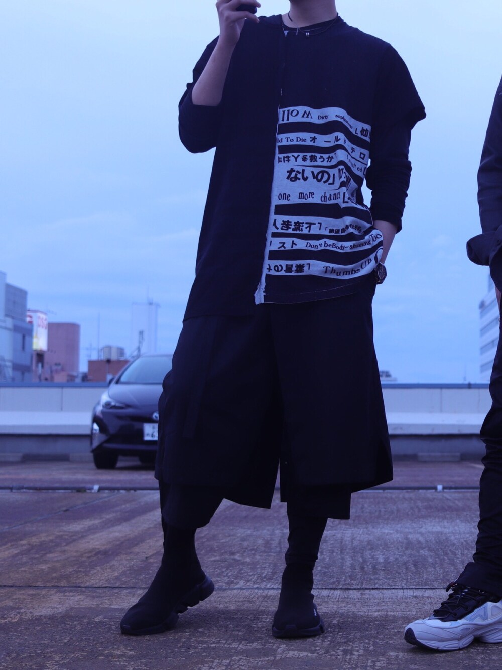 「yohji yamamoto pour homme、yohjiyamamoto、BALENCIAGA、speed trainer、おしゃれさんと繋がりたい、ポートレート、ootd」｜「Yohji Yamamotoのアイテム（Tシャツ/カットソー、ブラック系）」を使った、だーつーさん（メンズ・183cm）の春コーディネートの1枚目の写真