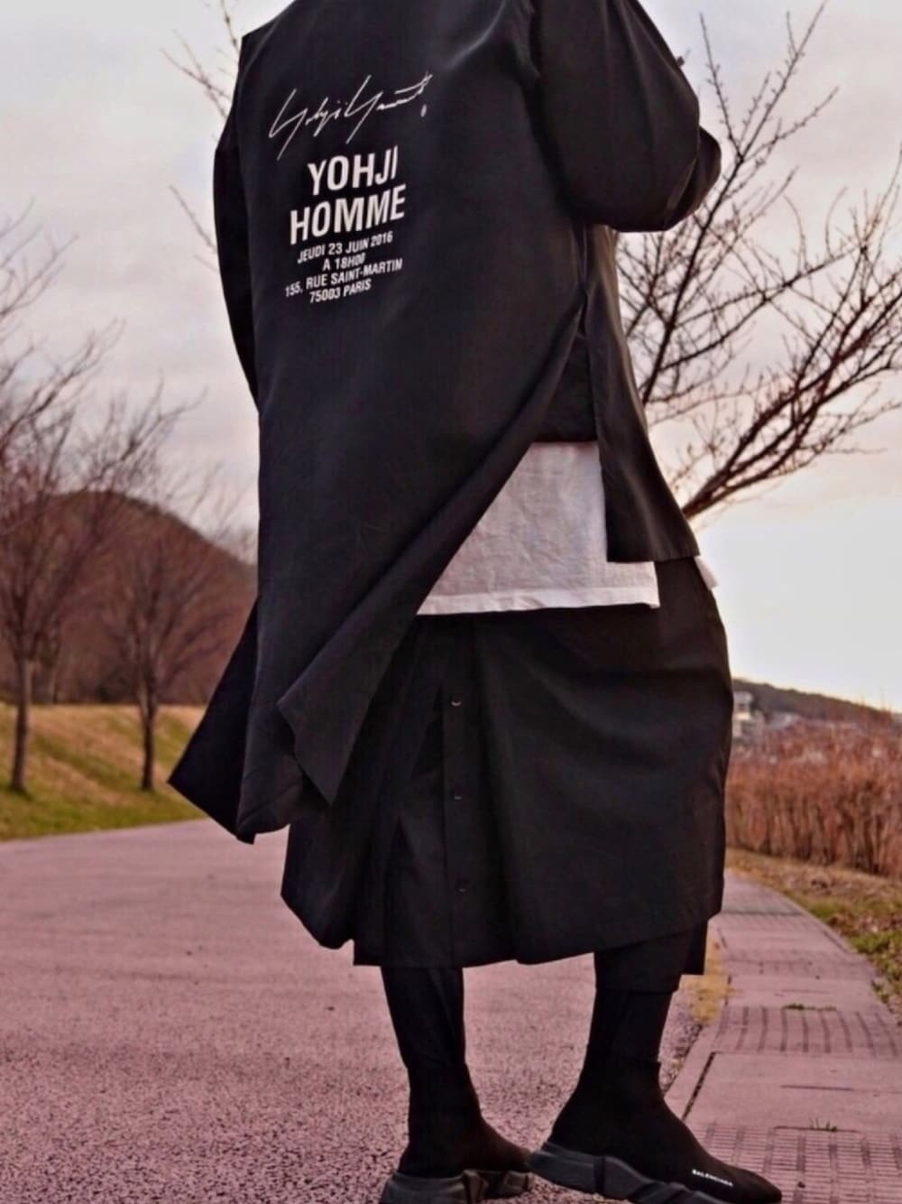 「yohji yamamoto pour homme、yohjiyamamoto、Y-3、BALENCIAGA、Alexander Wang、モード、公園、黒コーデ、オールブラック、春コーデ」｜「Yohji Yamamotoのアイテム（ジャケット/アウター、ブラック系）」を使った、だーつーさん（メンズ・183cm）の春コーディネートの1枚目の写真