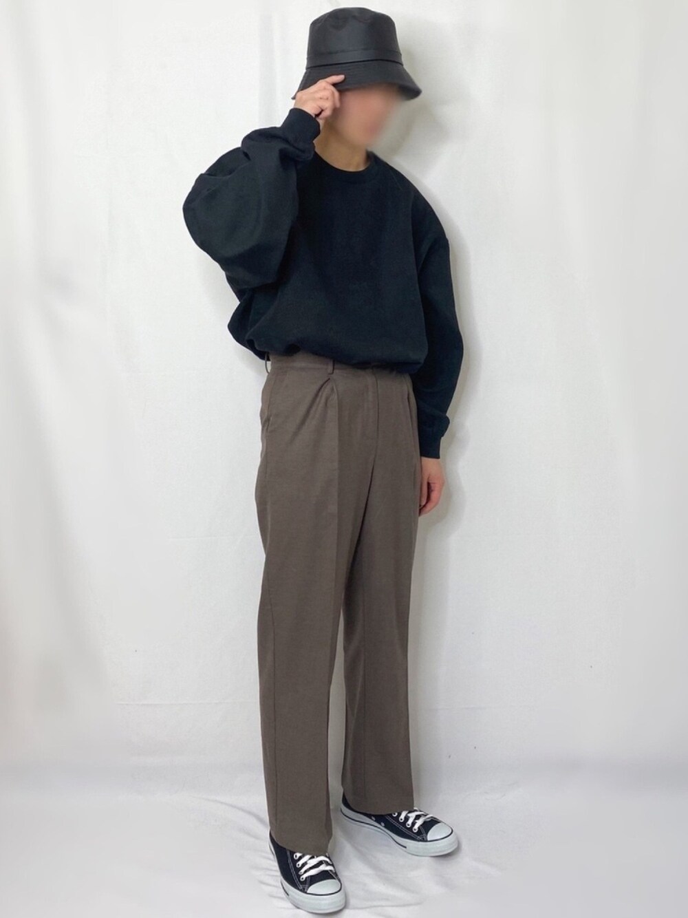「スラックス、chuclla、バケットハット、AIVER、ハレ、HARE、スウェット、converse、スニーカー」｜「AIVERのエコレザーバケットハット（ハット、ブラック系）」を使った、まつお。さん（メンズ・173cm）の冬コーディネートの1枚目の写真