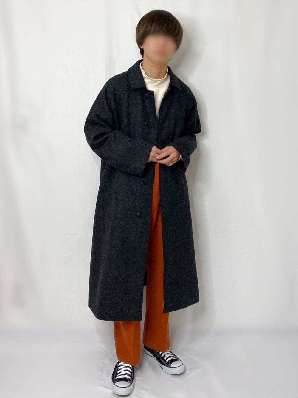 「remer、ステンカラーコート、chuclla、スラックス、converse、allstar、UNIQLO、モックネックT、UNIQLO U」｜「chucllaの【chuclla】【2020/AWウール混素材追加】Semi wide color slacks sb-1 chw869（スラックス、オレンジ系）」を使った、まつお。さん（メンズ・173cm）の冬コーディネートの1枚目の写真