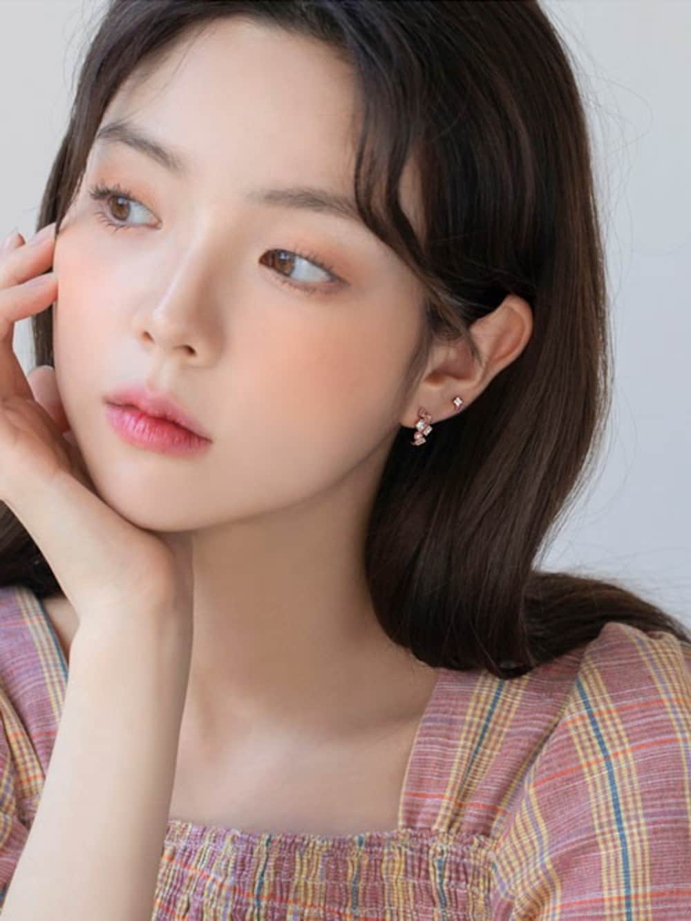 その他のピアス(両耳用)を着用したレディースの春コーディネートの1枚目の写真