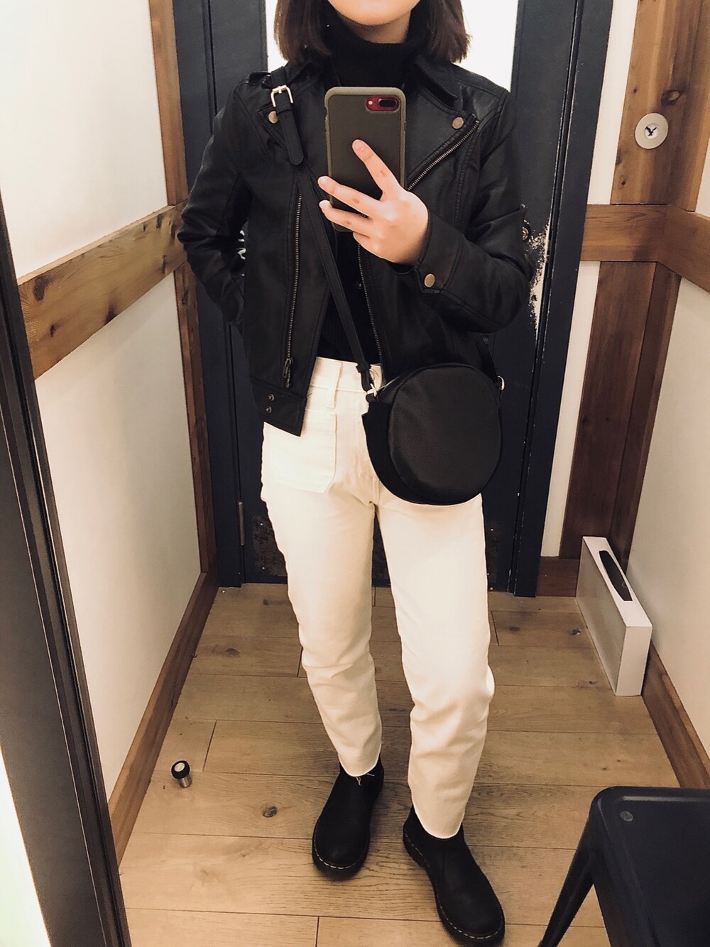 「GAPのアイテム（デニムパンツ、ホワイト系）」を使った、YUURIさん（レディース・157cm）の秋コーディネートの1枚目の写真