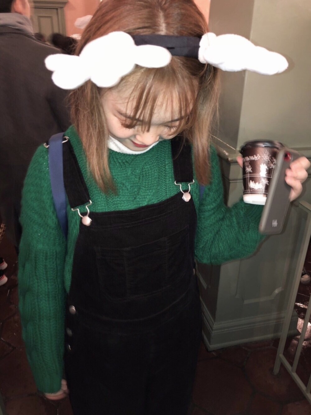 「ディズニーコーデ」｜「WEGOのアイテム（つなぎ/オールインワン、ブラック系）」を使った、YUURIさん（レディース・157cm）の冬コーディネートの1枚目の写真